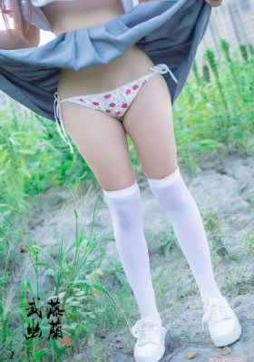 国产美女黄色免费_十万网红美女美酱